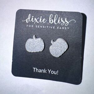 Dixie Bliss White/Silver Plastic Apple Stud Earrings Butterfly Closure No Stone
